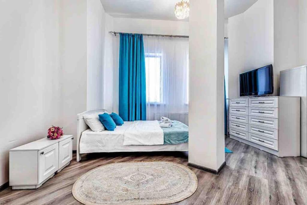 Уютная Квартира С Террасой В Сердце Столицы Appartement Taldykol Buitenkant foto