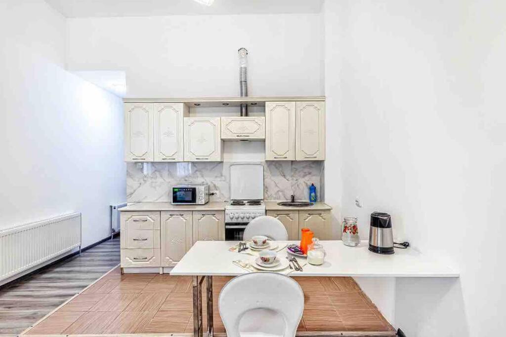 Уютная Квартира С Террасой В Сердце Столицы Appartement Taldykol Buitenkant foto