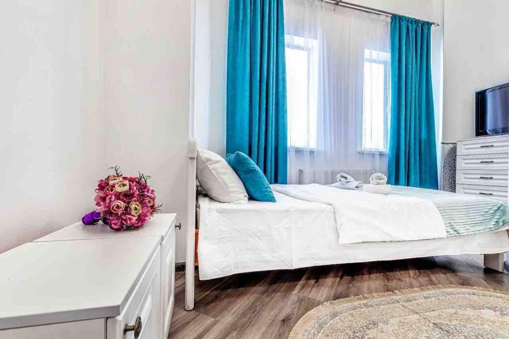 Уютная Квартира С Террасой В Сердце Столицы Appartement Taldykol Buitenkant foto